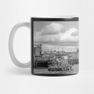 RNLI lifeboat motoring up the River Yare in the town of Great Yarmouht, Norfolk Mug